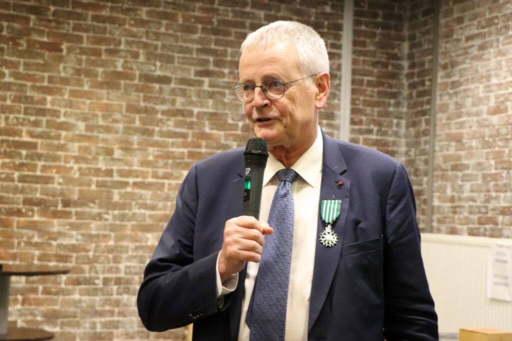 Remise des insignes de Chevalier de l’ordre des arts et des lettres à Pascal Boniface

