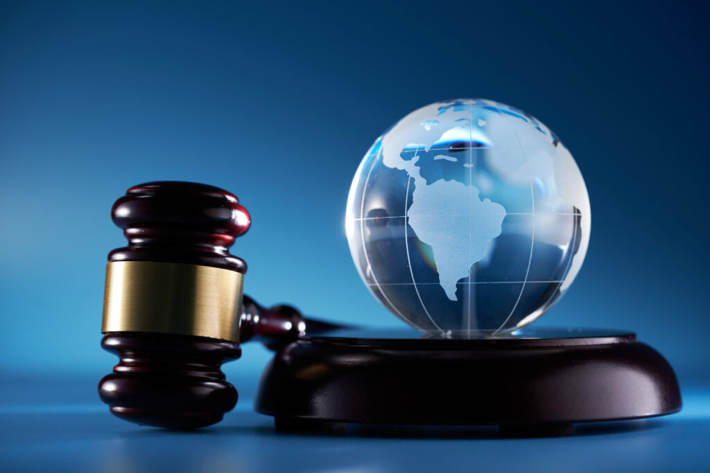 La négation du droit international à l’œuvre
